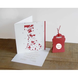 Faire part mariage chic  absolu  découpe ajourée laisse entrevoir la magnifique robe blanche  a fleurs de la mariée