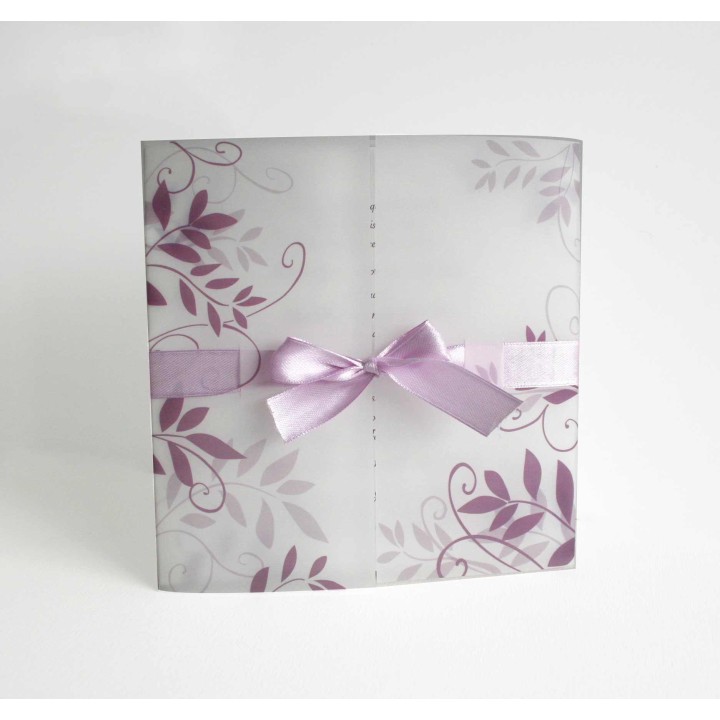 FAIRE PART MARIAGE CALQUE JOUE LA TRANSPARENCE  AUX  ARABESQUES VIOLINES,  et RUBAN SATIN PARME