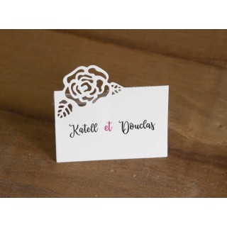 marque-place des invites avec une rose découpée a la forme Grenoble
