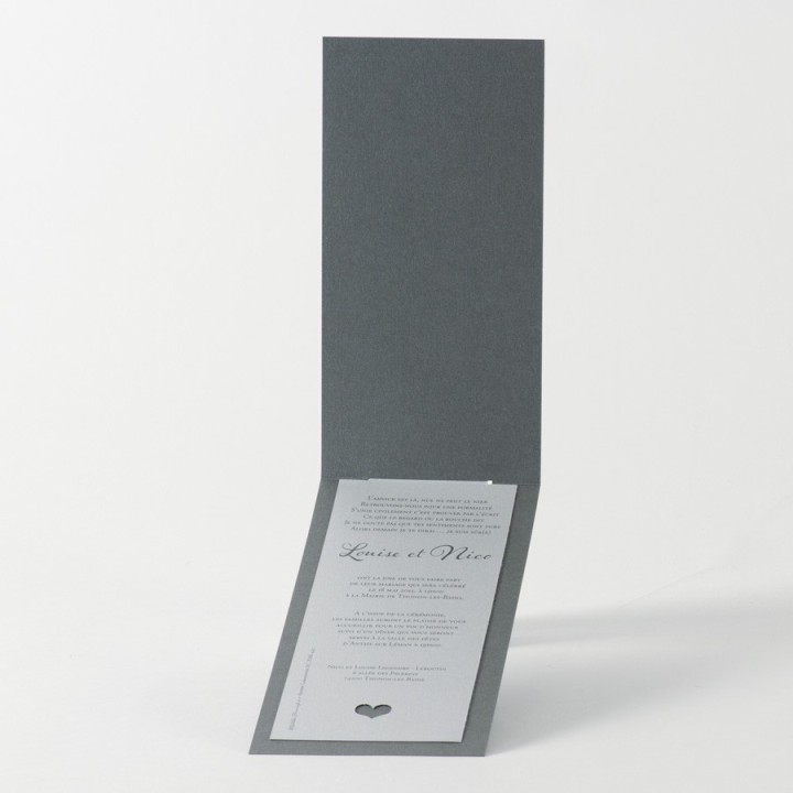carte invitation mariage LUXUEUX  papier irise gris anthracite et argent chrome, découpe d'un petit  cœur.