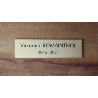 plaque columbarium or personnalisée par une gravure en creux