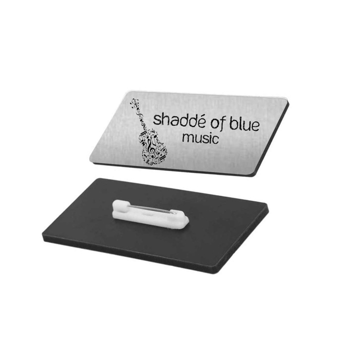 Badge gravé ARGENT CHROME avec épingle au dos  fabriqué à Grenoble